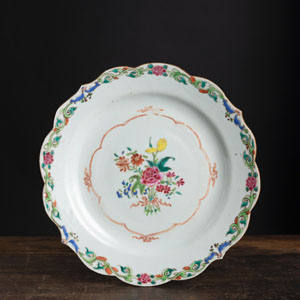 <b>A FLORIFORM PORCELAIN 'FAMILLE ROSE' DISH</b> <b>A FLORIFORM PORCELAIN 'FAMILLE ROSE' DISH</b>
