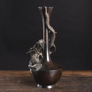 <b>Kleine Flaschenvase aus Bronze mit Drachenskulptur und blütenförmiger Mündung</b>