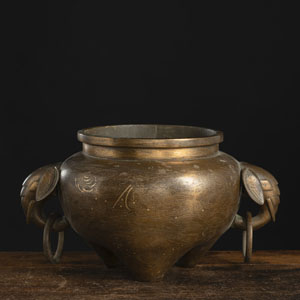 <b>Dreibeiniger Weihrauchbrenner aus Bronze mit Silber-Einlagen und Elefantenkopf-Handhaben</b>