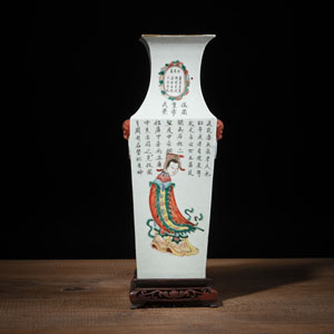 <b>A SQUARE 'FAMILLE ROSE' 'WU SHUANG PU' PORCELAIN VASE</b>