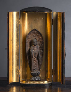 <b>Zushi aus Holz mit Schwarzlackdekor, innen vergoldet mit Darstellung des stehenden Amida aus Metall</b>