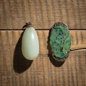 <b>A TEARDROP-SHAPED JADE PENDANT AND A BROOCH WITH INLAY</b> <b>A TEARDROP-SHAPED JADE PENDANT AND A BROOCH WITH INLAY</b>