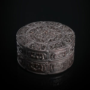 <b>A FINE CARVED WOOD BOX AND COVER</b>