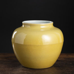 <b>A YELLOW-GLAZED PORCELAIN VASE</b>