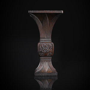 <b>Feine Vase in 'gu'-Form aus Holz im archaischen Stil in flachem Relief dekoriert</b>