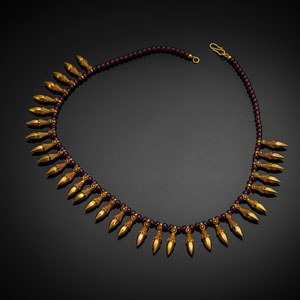 <b>AN INDIAN GOLD AND AMANDINE NECKLACE</b>
