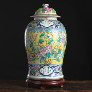<b>A YELLOW-GROUND POLYCHROME FLORAL PORCELAIN VASE AND COVER</b>