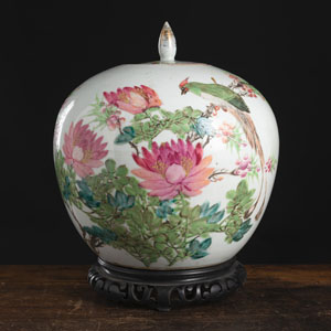 <b>A 'FAMILLE ROSE' FLORAL PORCELAIN JAR AND COVER</b>