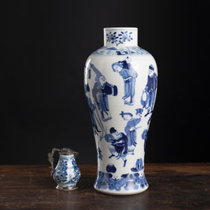 <b>Balustervase und kleines silber-montiertes Sahnekännchen aus unterglasurblau dekoriertem Porzellan</b>