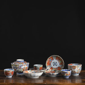 <b>AN 'IMARI' PORCELAIN BOWL AND COVER, FOUR CUPS, AND FOUR FLORIFORM SAUCERS</b>