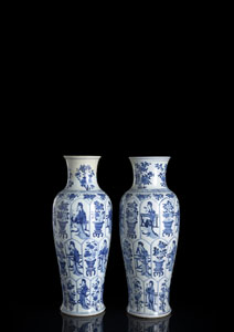 <b>Paar unterglasurblaue Vasen mit Damen und Blütenreserven</b>
