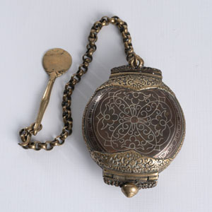 <b>A SILVER-INLAID PENDANT BOX WITH SPOON</b>