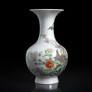 <b>Vase in Balusterform mit 'famille rose'-Dekor eines Greifvogels auf Felsen unter blühendem Baum mit Elstern</b>