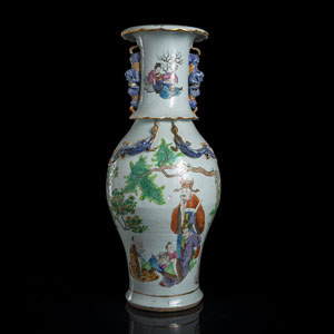 <b>Große Vase aus Porzellan mit Figurenszenen und plastischen Chilong in den Farben der 'Famille rose'</b>