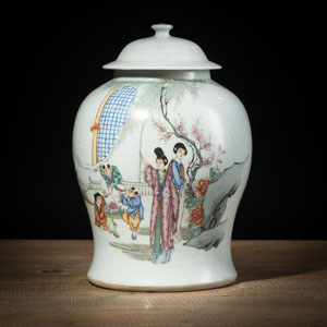 <b>Polychrom bemalte Deckelvase aus Porzellan mit Darstellung von Mutter und spielenden Knaben im Garten, rückseitig Aufschrift</b>