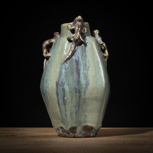 <b>Schwere fünfkantige Vase der Shiwan-Ware mit drei plastischen chilong, bedeckt mit dicker verlaufender Glasur in Lavendelblau bis Voilett</b>