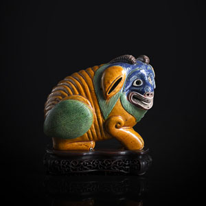 <b>Widder aus Porzellan als Weihrauchbrenner mit 'Sancai-Glasur mit Blau auf Holzstand</b>