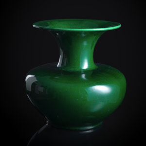 <b>Vase in 'zun'-Form mit smaragdgrüner Glasur</b>