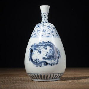 <b>A PORCELAIN DRAGON SAKE EWER</b>