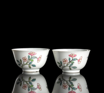 <b>A PAIR OF FAMILLE ROSE BLOSSOM WINE CUPS</b>