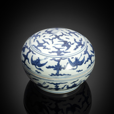 <b>Unterglasurblau dekorierte Deckeldose aus Porzellan mit Kranichen zwischen Wolken</b> <b>Unterglasurblau dekorierte Deckeldose aus Porzellan mit Kranichen zwischen Wolken</b>