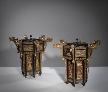 <b>A PAIR OF CARVED AND RED AND BLACK LACQUERED HEXAGONAL WOOD HANGING LAMPS (PALACE LAMPS) WITH DEPICTIONS OF COURT LADIES, BACKED WITH RED SILK</b>