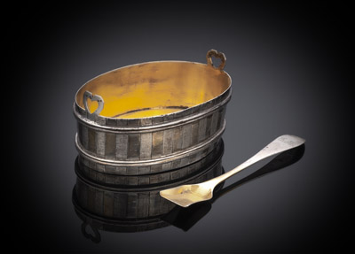 <b>A GERMAN WOODEN TUB SHAPED PARCIAL GILT SALT CELLAR AND SPOON</b>