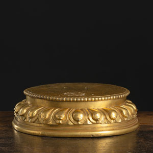 <b>Lotossockel aus feuervergoldeter Bronze</b>