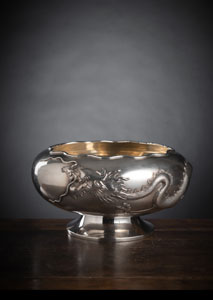 <b>Gefußte Schale aus Silber mit reliefiertem Drachendekor</b>