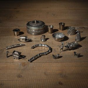 <b>LOT OF SMALL SILVER OBJECTS AND OTHERS</b>