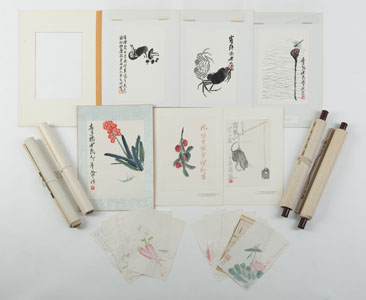<b>Vier Hängerollen mit Farbholzschnitten ('mu ban shui yin') von floralen Darstellungen nach Qi Baishi und Pan Tianshou und 16 Albumblätter bzw. Briefpapiere nach Qi Baishi</b>