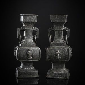 <b>Paar Vierkantvasen, mit seitlichen Handhaben in Drachenform mit Ringen aus Bronze</b>