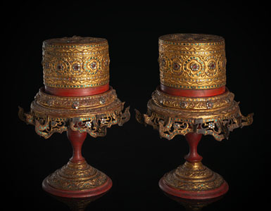 <b>Paar Altar-Deckelgefäße mit Goldlackdekor</b>