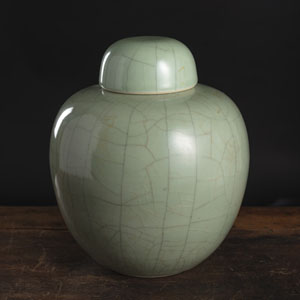<b>A CRACKLE-GLAZED CELADON JAR AND COVER</b>