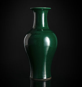 <b>Balustervase aus Porzellan mit smaragdgrüner Glasur</b>