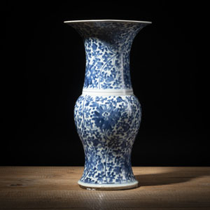 <b>'Gu'-förmige Vase aus Porzellan mit unterglasurblauem Lotosdekor</b>