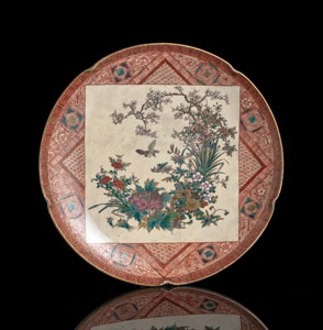 <b>Rundplatte mit Dekor eines Spatzen über Blüten und blühenden Sträuchern in den Farben der Kutani-Palette</b>