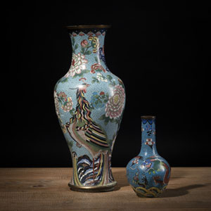 <b>Zwei Cloisonné-Vasen mit Floral- und Drachendekor</b>