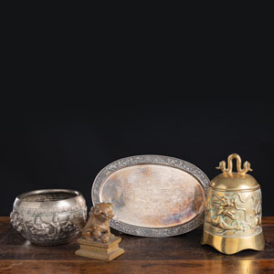 <b>Ovales Tablett und Reliefschale aus Silber, kleiner Fo-Löwe und Glocke</b>
