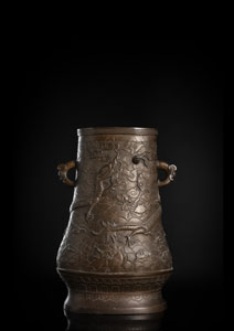 <b>A LARGE WELL CAST AND ENGRAVED BRONZE VASE HU WITH SEA ANIMALS</b>