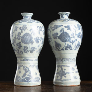 <b>Paar Exportporzellan-Vasen in 'Meiping'-Form mit unterglasurblauem Dekor von Blumenranken</b>