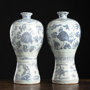 <b>A PAIR OF BLUE AND WHITE MEIPING VASES WITH FLOWER TENDRILS DECORATION</b>