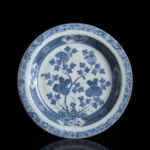 <b>Große unterglasurblau dekorierte Platte aus Porzellan mit Blütendekor</b>