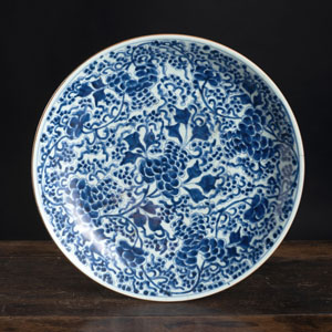 <b>A BLUE AND WHITE LOTUS PORCELAIN PLATE</b>