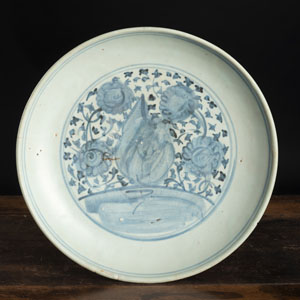 <b>A BLUE AND WHITE FLORAL PORCELAIN PLATE</b> <b>A BLUE AND WHITE FLORAL PORCELAIN PLATE</b>