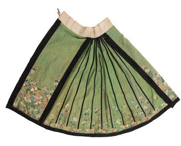 <b>A FINELY DECORATED BUTTERFLIES AND FLOWERS SILK SKIRT</b>