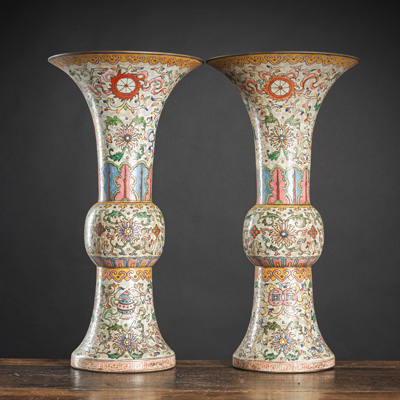 <b>Paar 'Gu'-förmige Vasen aus Porzellan mit 'Famille rose'-Floraldekor</b>