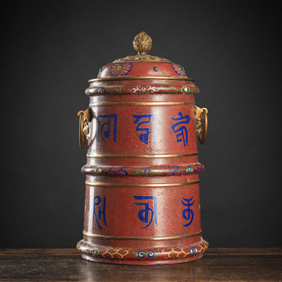 <b>Cloisonné-Deckelgefäß mit Dekor tibetischer Schrift und Masken-Handhaben</b>