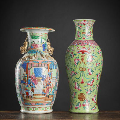 <b>Zwei Vasen aus Porzellan mit 'Famille rose'-Figuren- und -Pfirsichdekor</b>