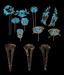 <b>13 HAIRPINS WITH KINGFISHER FEATHERS AND OF TORTOISE SHELL</b>